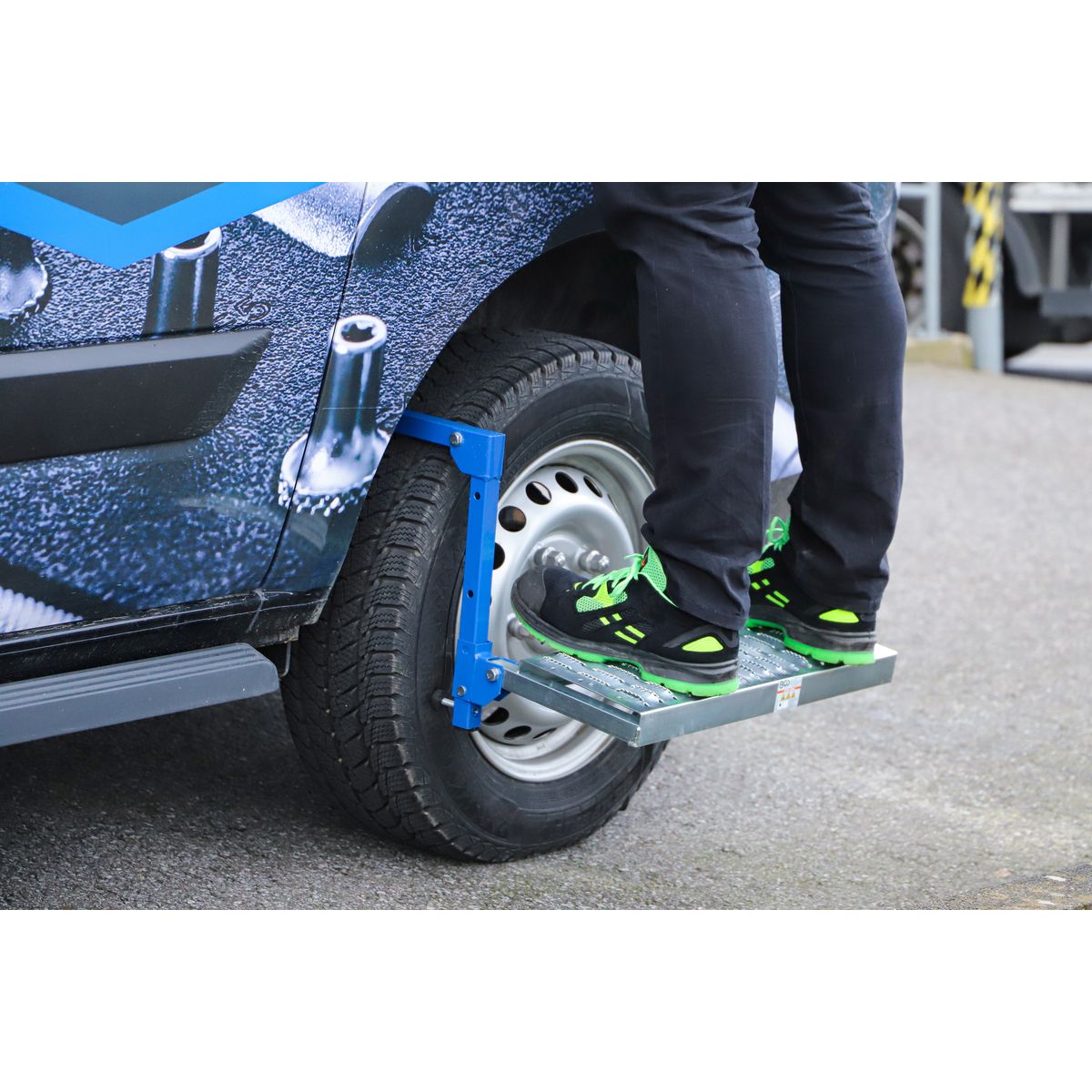Reifen-Klapptritt | einstellbar | für Kleintransporter und 4x4 Fahrzeuge